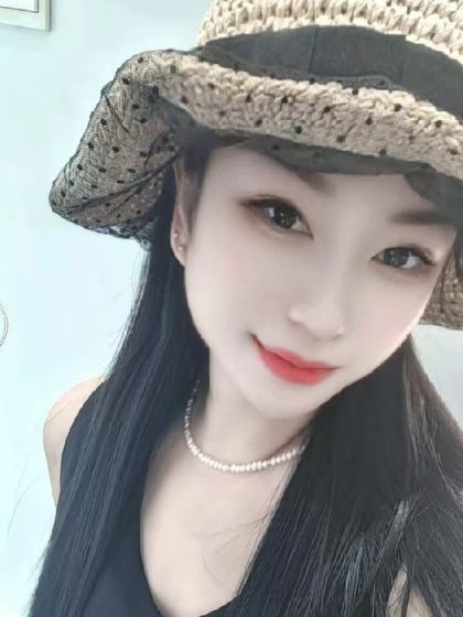 Massage therapist Yancheng Mu